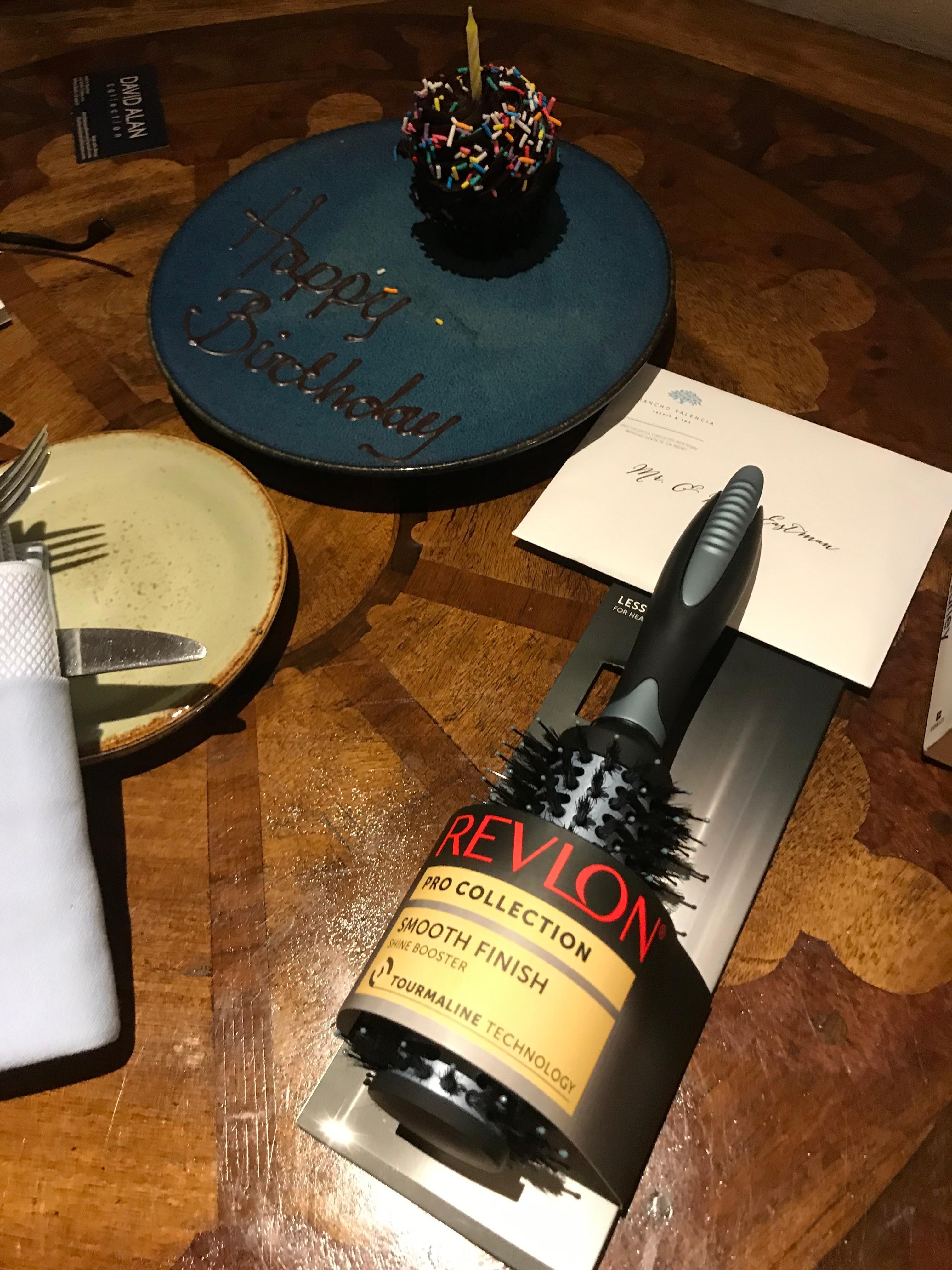 And miraculously a round brush appears 😉