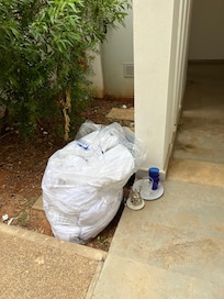 Sac et déchets restés 3 jours comme ça