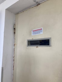 Elevador velho, enferrujado
