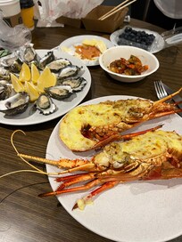 近くの魚屋で買ってきて備え付けのオーブンで焼いた伊勢エビとオイスター1ダース。食材のみで9000円程度でした。