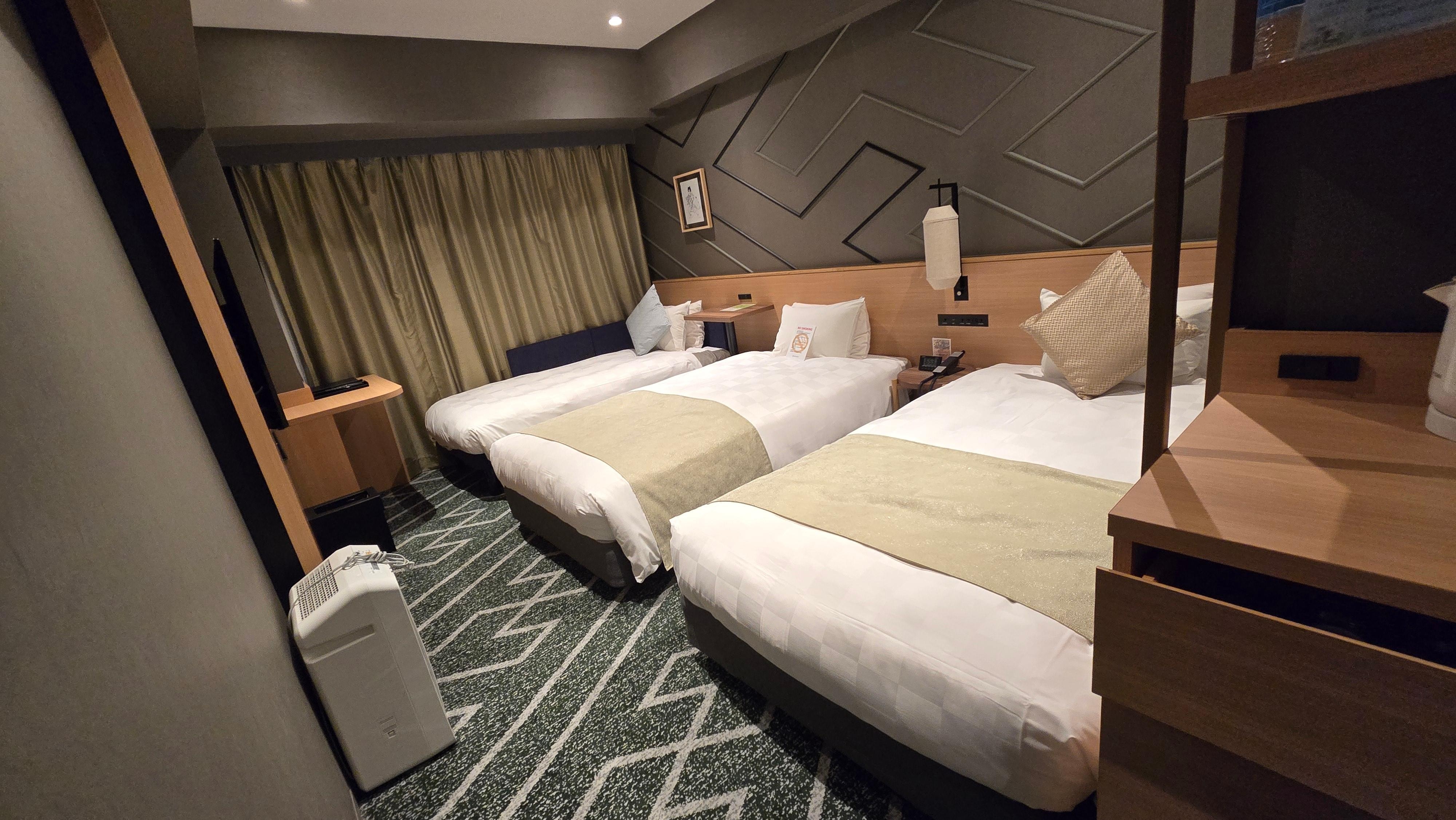 三人房，房間寬敞，可放行李在走道整理。浴室內有浴缸、洗澡椅及水盆，很方便。