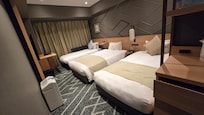 三人房,房間寬敞,可放行李在走道整理。浴室內有浴缸、洗澡椅及水盆,很方便。