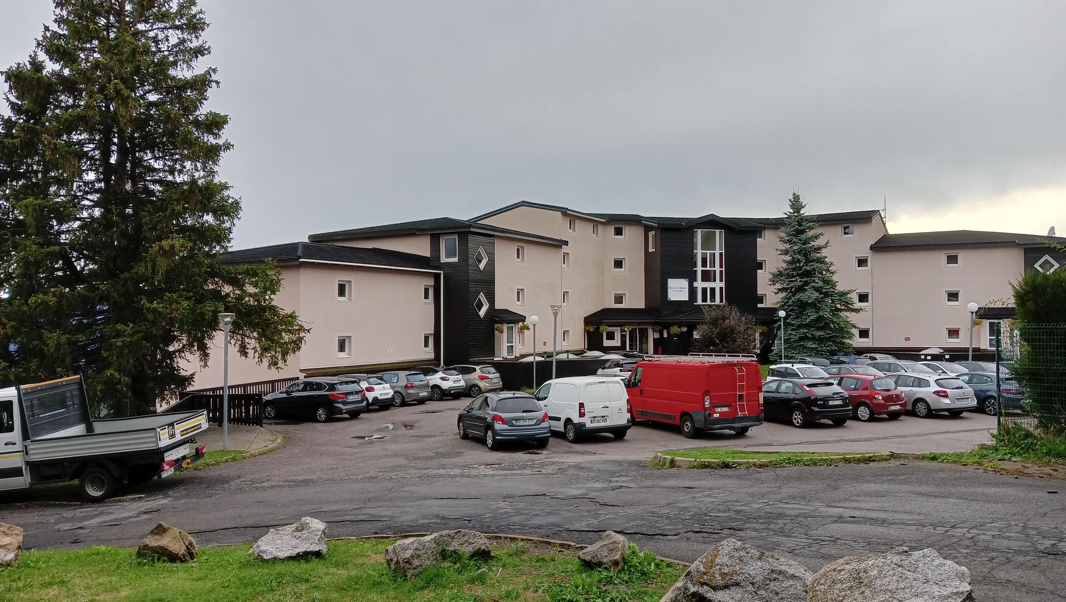 exterior y parking del edificio, las habitaciones dan al otro lado del edificio