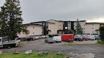 exterior y parking del edificio, las habitaciones dan al otro lado del edificio