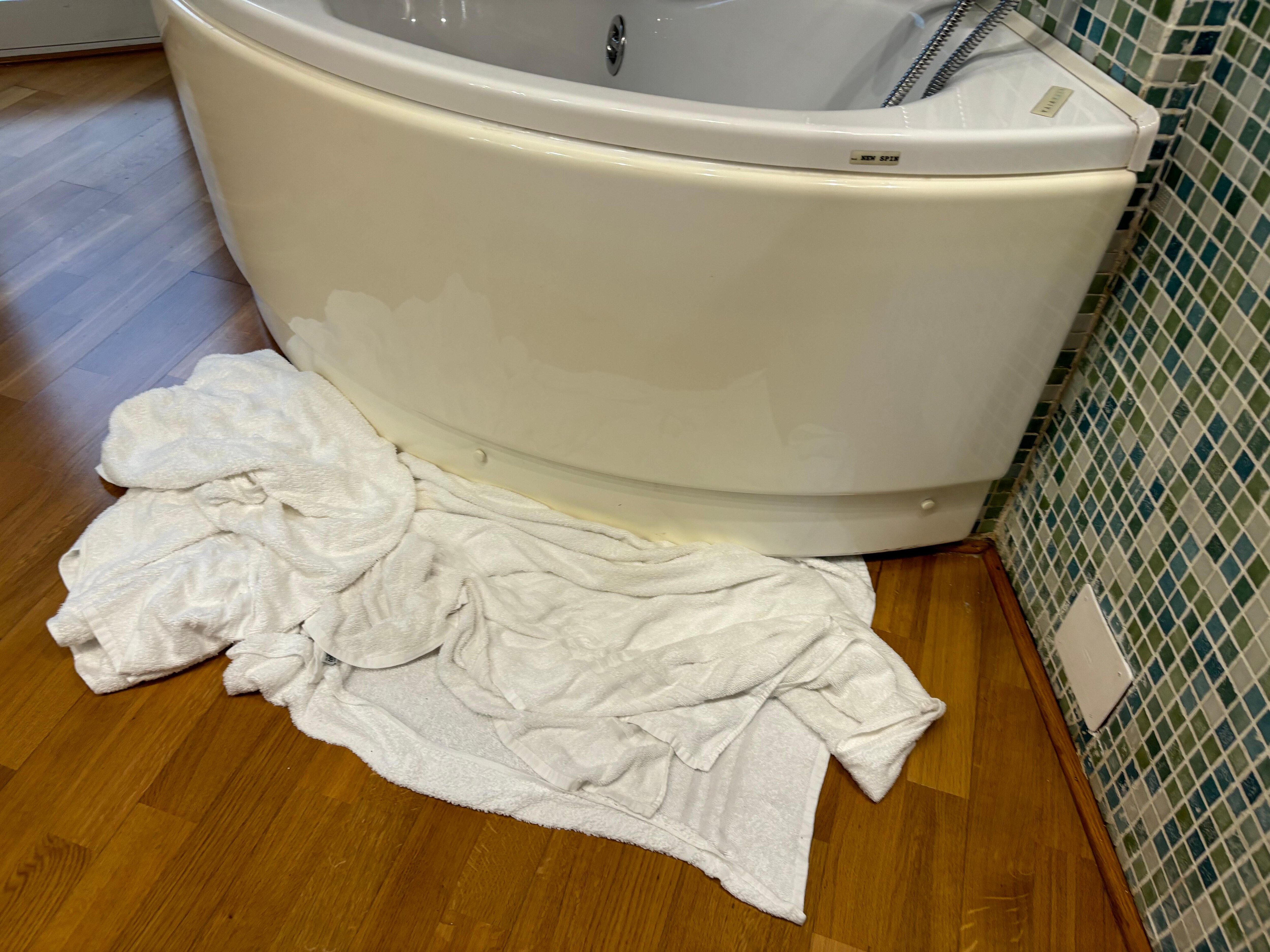 Bath tub leaking water 