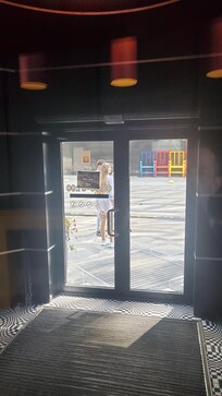 Toegang bij restaurant.