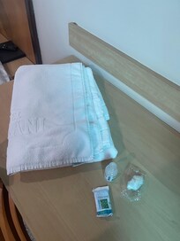 毛巾感覺很乾淨,因為有獨立包裝入面配有番梘洗頭水及浴帽