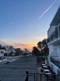 Solnedgang mod standen