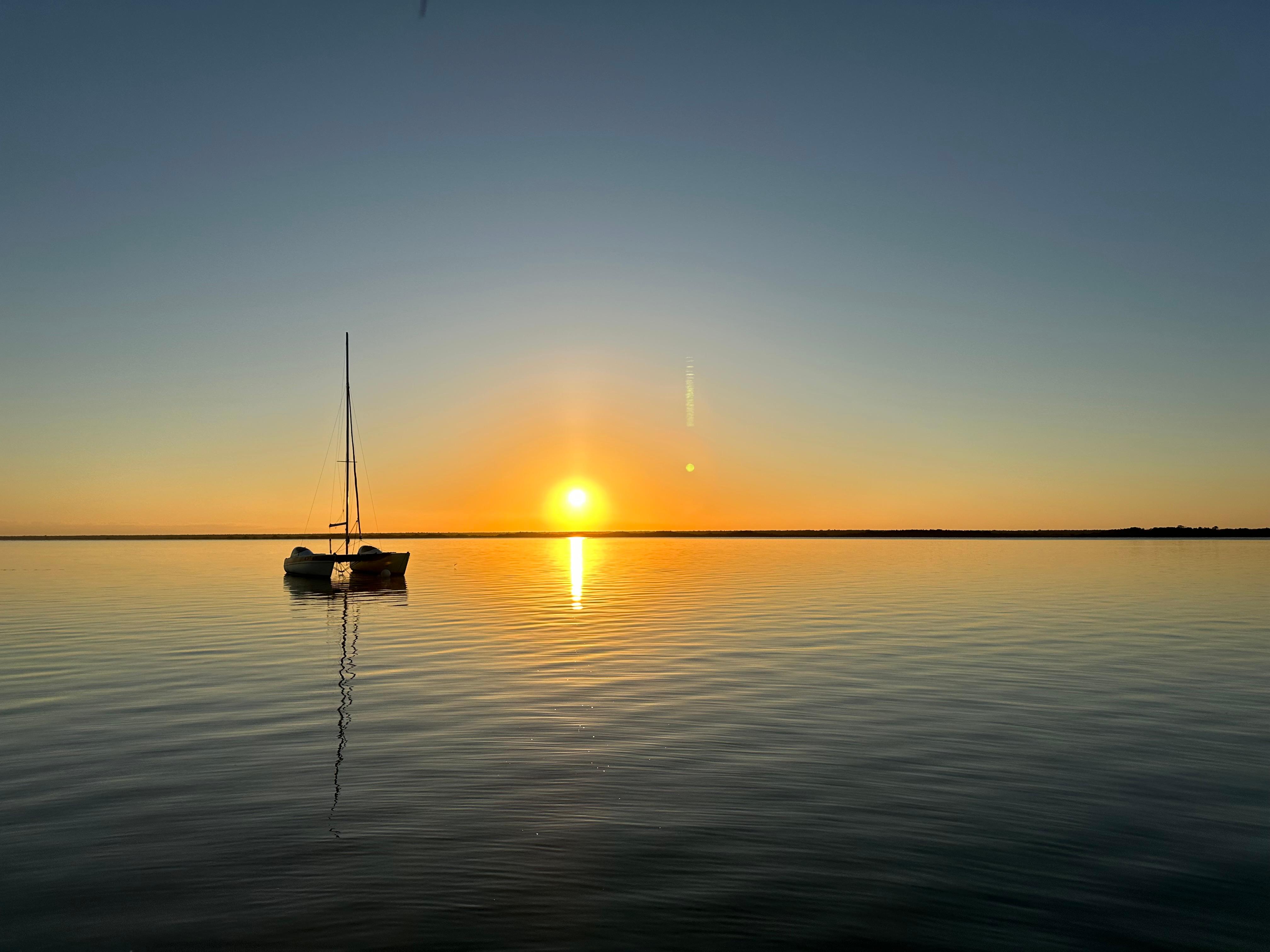 Amanecer desde el muelle del hotel