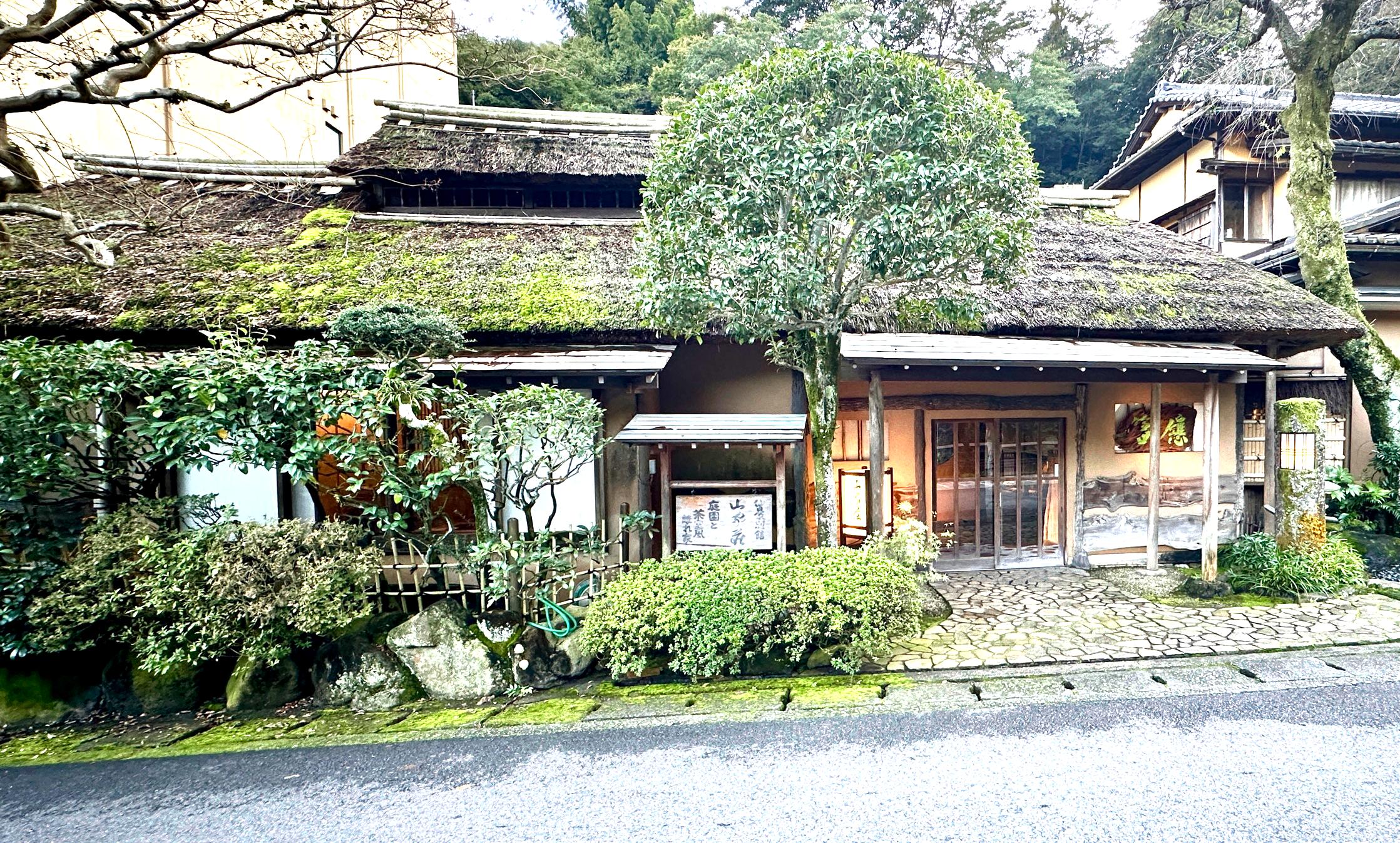 Blick von Aussen auf den Eingang zum Ryokan/Hotel