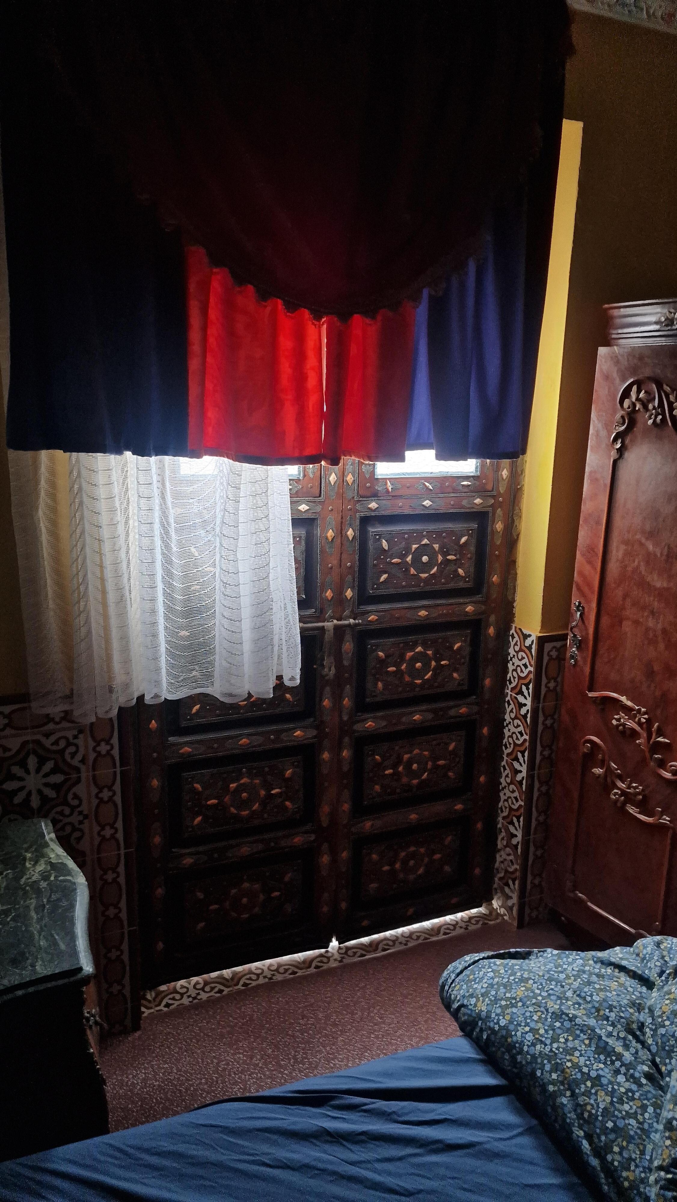 Gardiner dekker ikkje vindauga, og glippe under døra så det kjem kald vind utanfrå.