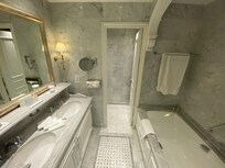 Bath of superior room.