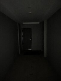 Der Flur zum Zimmer tagsüber. Richtig, stockdunkel, ohne Handytaschenlampe findet man die Türe nicht.