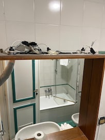 Da rivedere gli impianti elettrici, la messa a terra collegata alla vite che dorregge il mobile