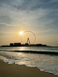 Couchée de soleil depuis la plage à proximité