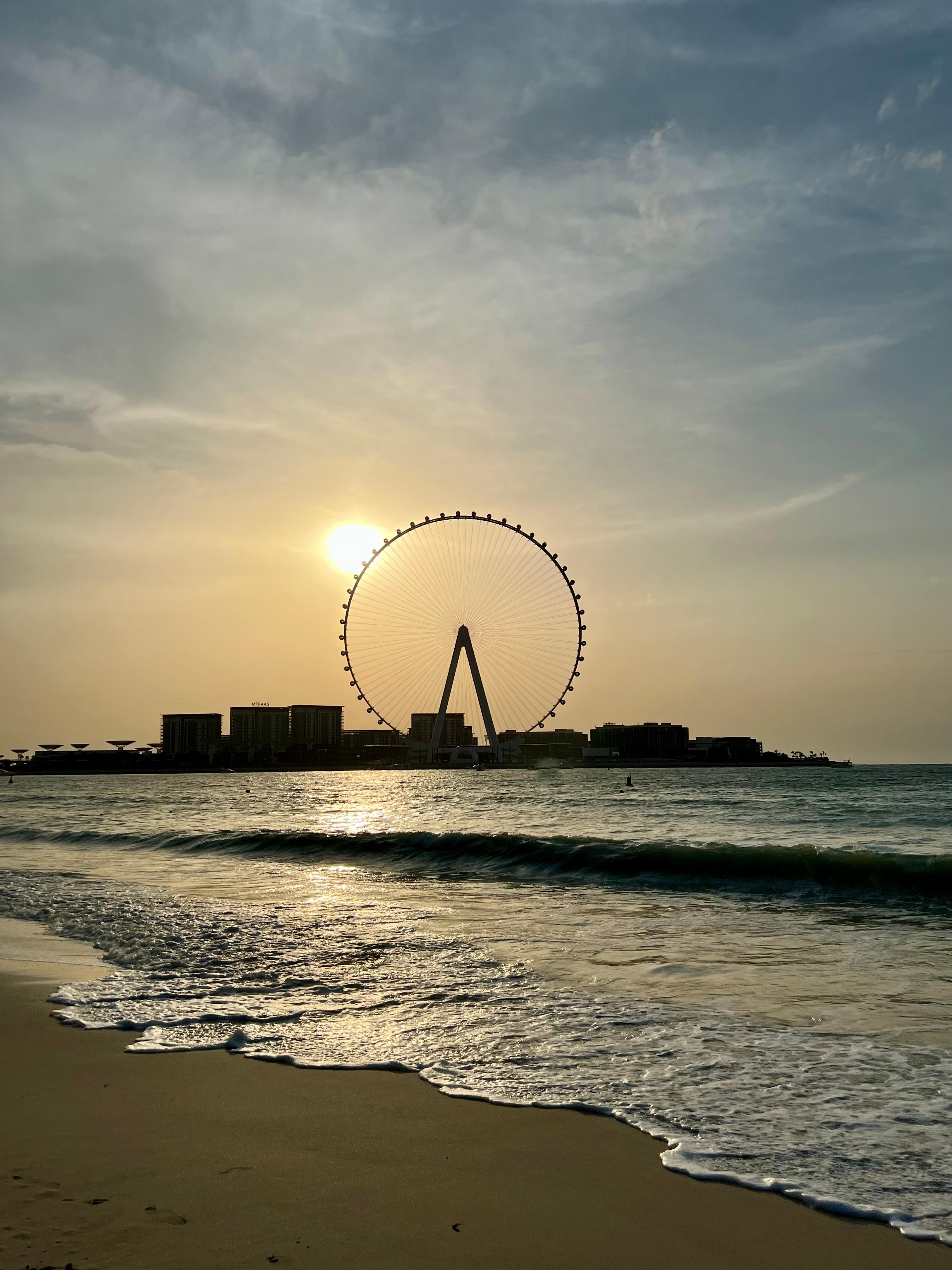 Couchée de soleil depuis la plage à proximité
