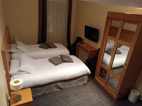 Chambre avec rangement et tv