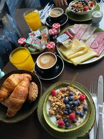 Frühstück aufs Zimmer (aufgrund der Renovierung des Gasthaus)