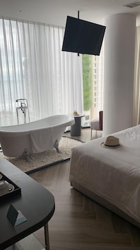 Nice bath but NOT WORKING!