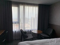 사진 왼쪽에 테이블이랑 의자 하나 더 있어요~~