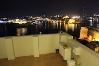 Photo de nuit depuis la terrasse de l'hotel British