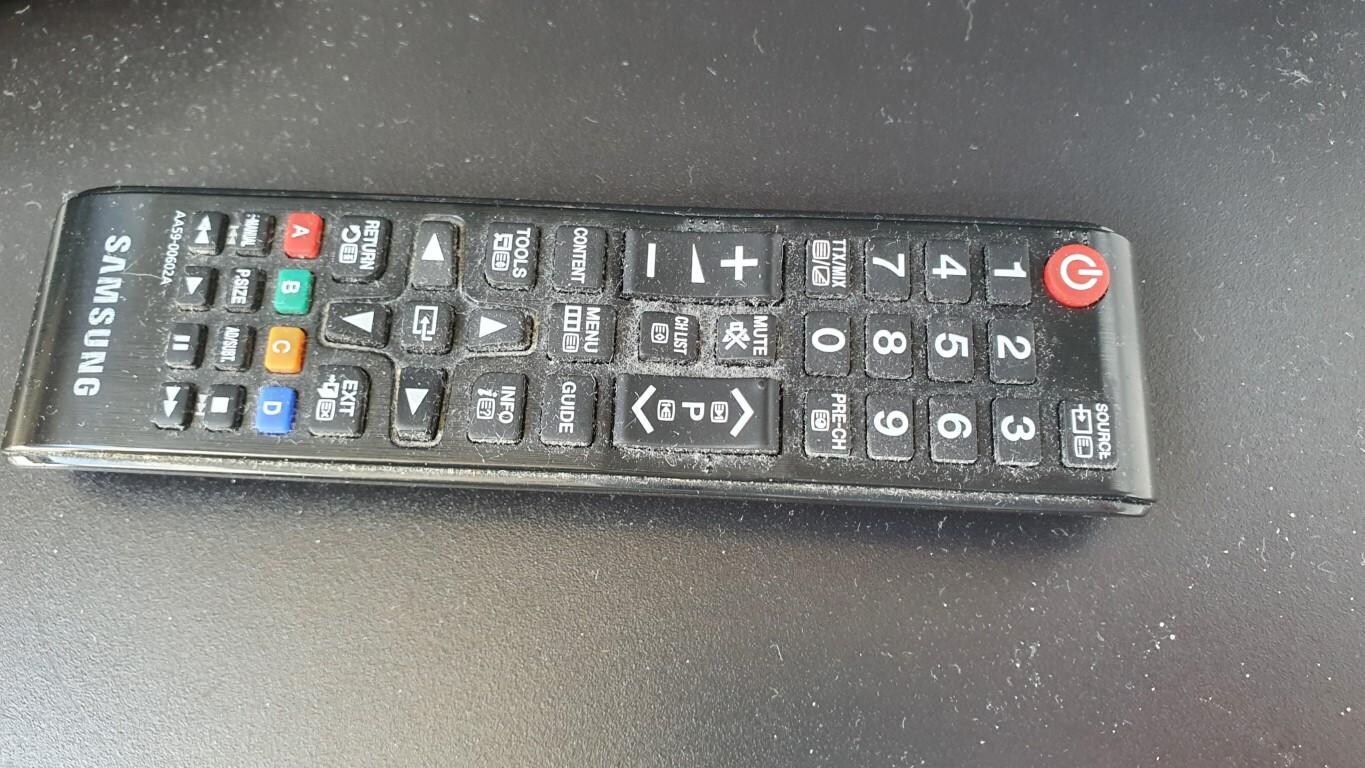 Control de TV muy sucio, poco higiénico