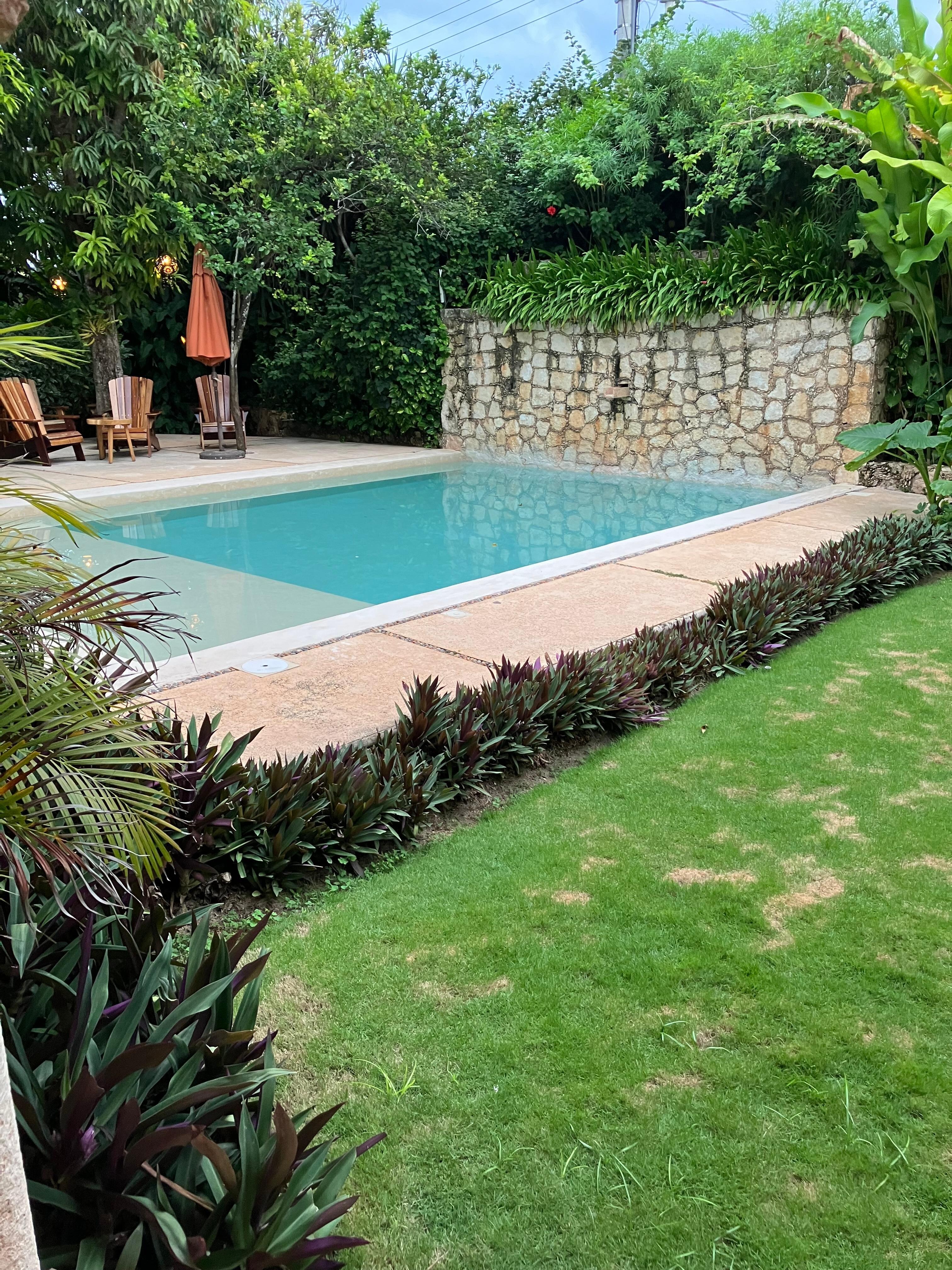 La piscina en el patio