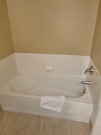 banheiro com chuveiro, banheira e vaso sanitario separados