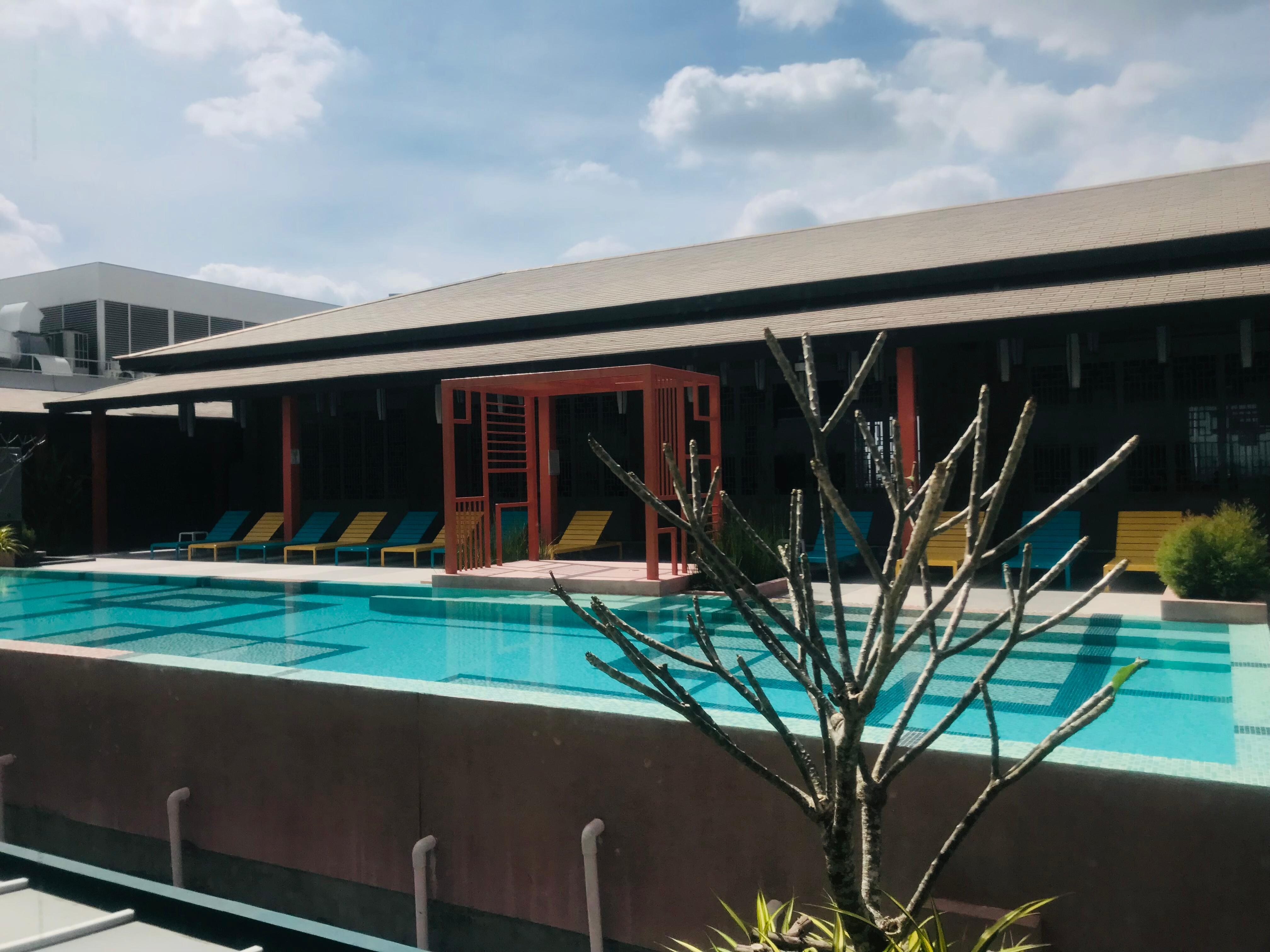 สระว่ายน้ำคือดีงามเสียดายที่ไม่ได้เอาชุดมา