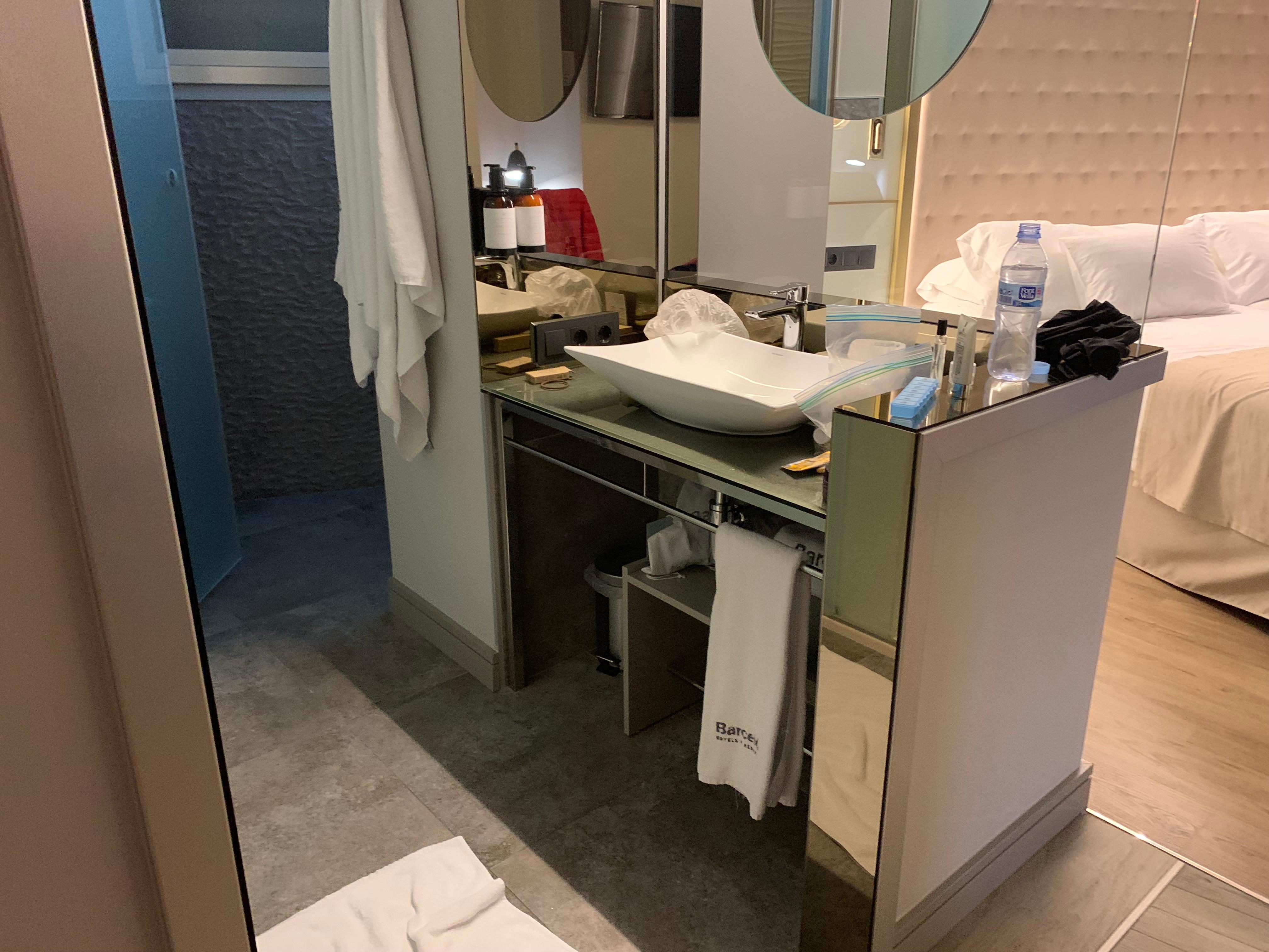 you can see the clear glass between bathroom and beds