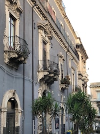 Historical buildings with shops and restaurants in walking distance