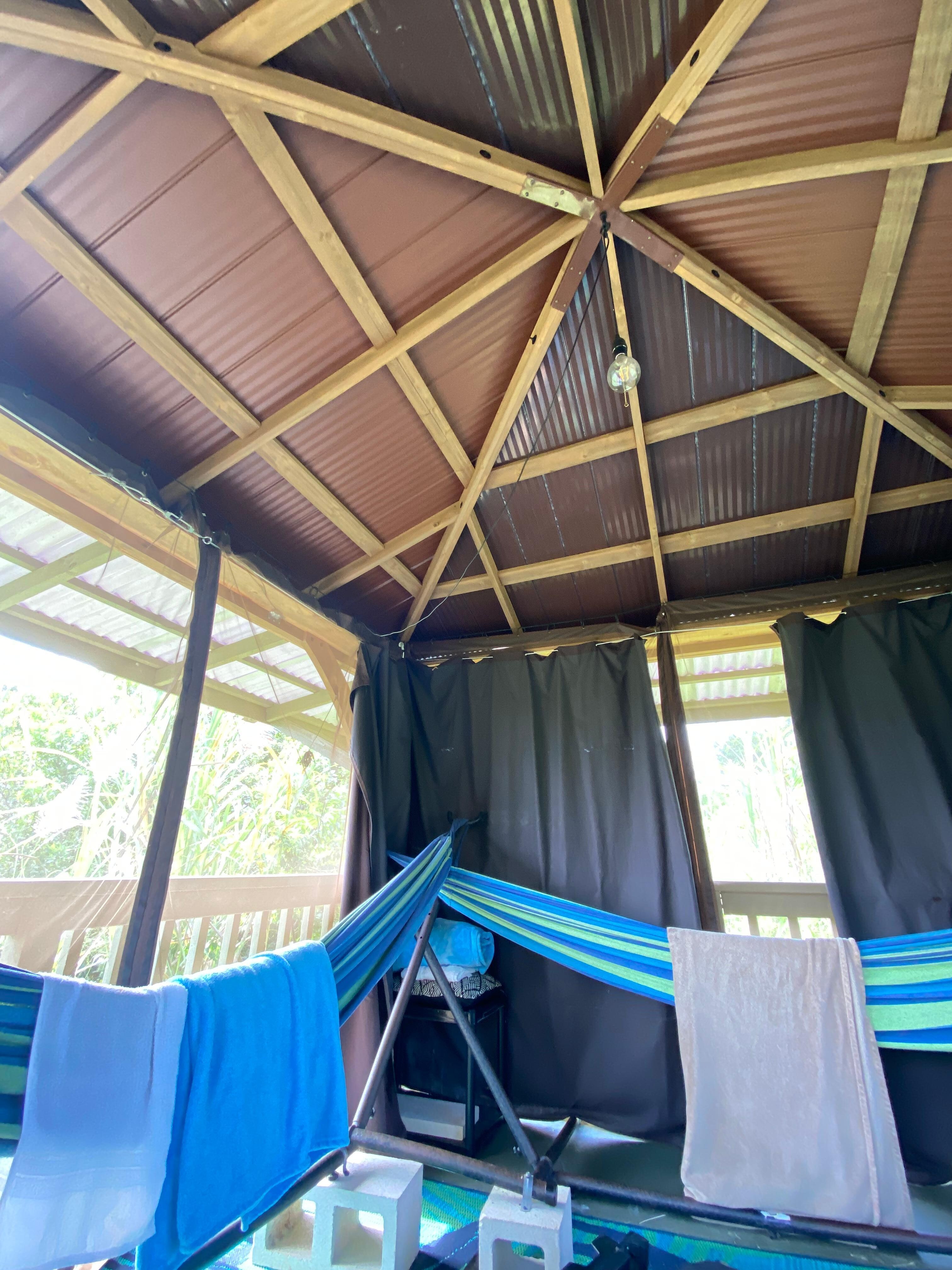 キャビンは3人まで。ハンモックで快適。