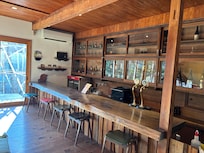 共用部分のバー。夜10時までオープン。地元のクラフトビールや酒がある。