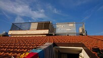 Fahrstuhl und Klimaanlagen direkt ĂŒber unser Zimmer.
