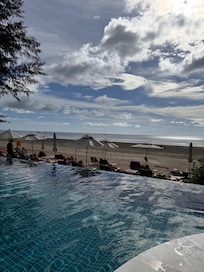 Infinity pool