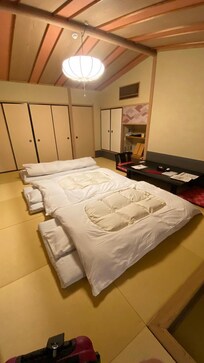 Quarto arrumado com os futtons