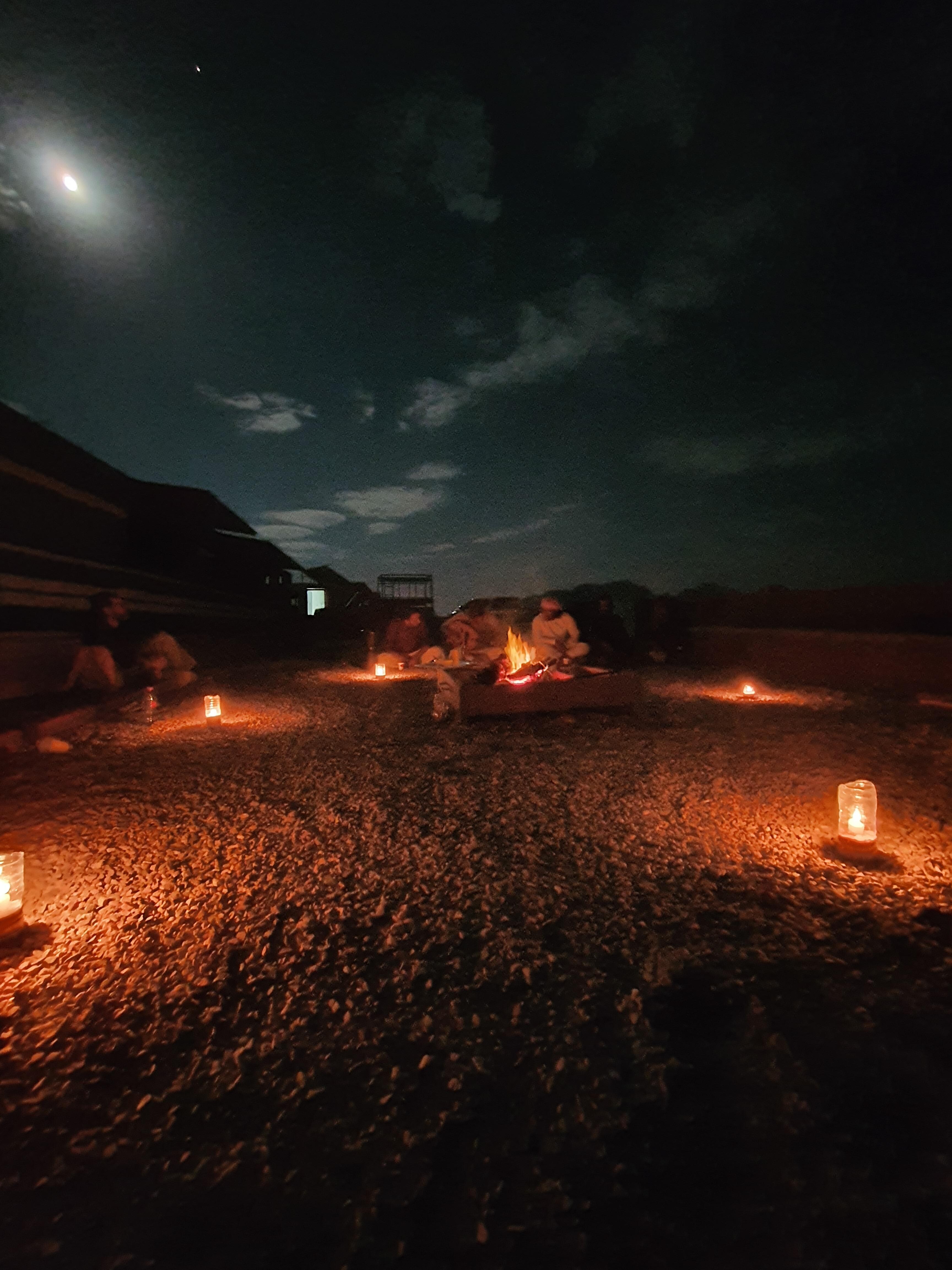 After dinner: beduin tea with entertainer around the fire