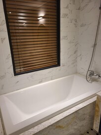 넓은 욕조-블라인드있는 창, 객실쪽으로