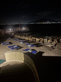 Vista da área da praia à noite