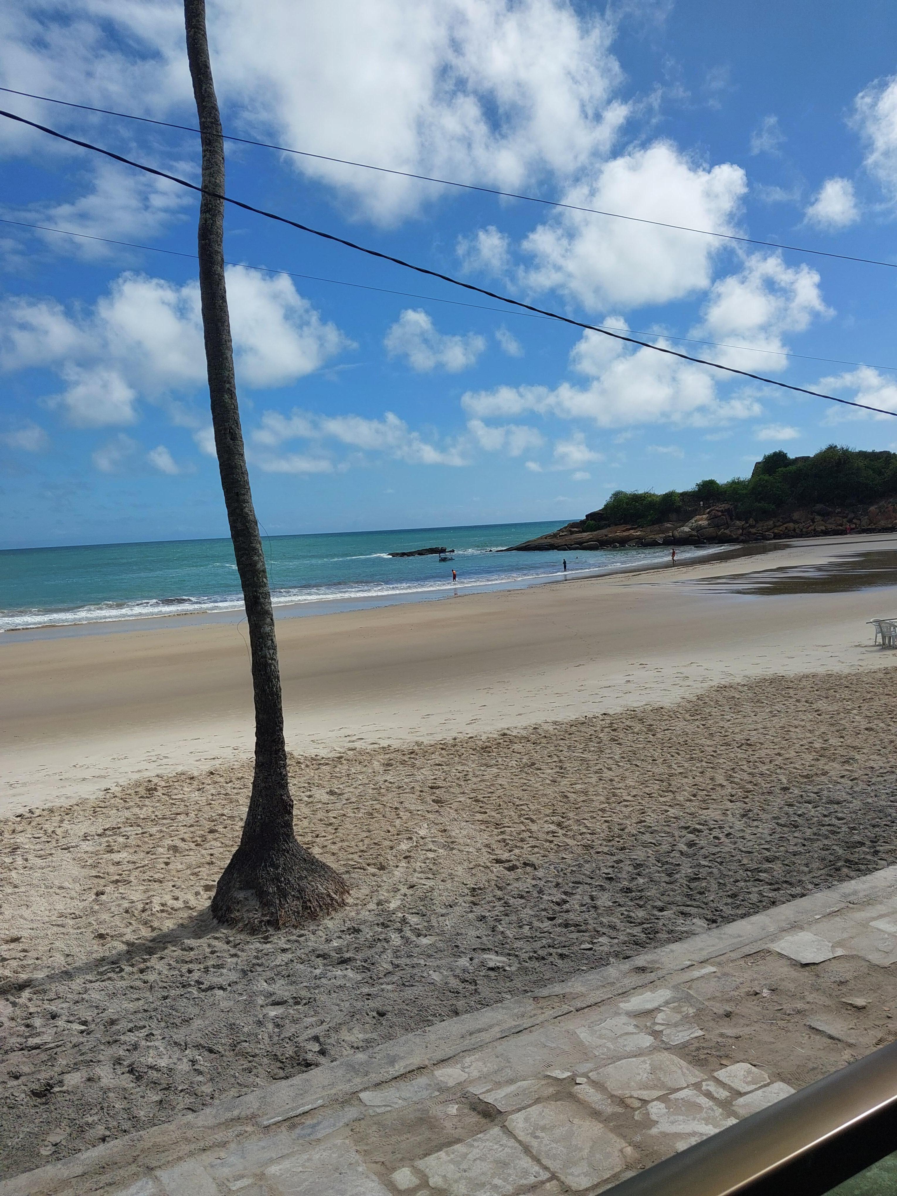 Praia em frente a pousada 