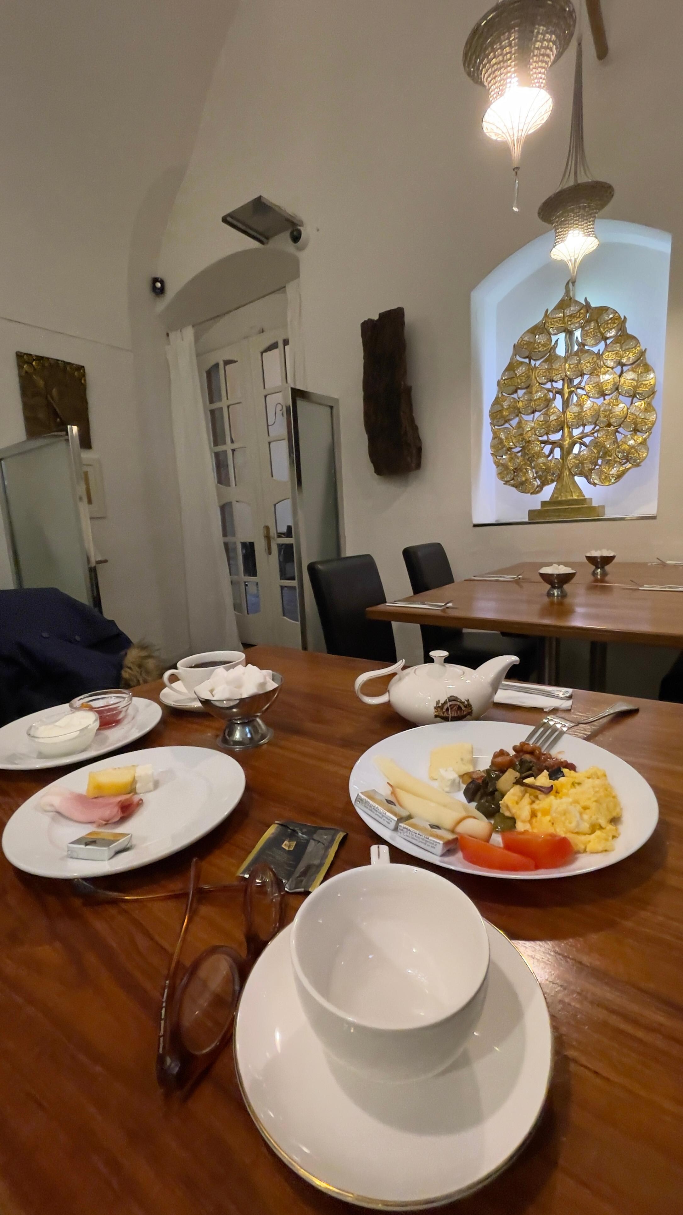 Petit déjeuner salé ou sucré. Deux endroits différents.