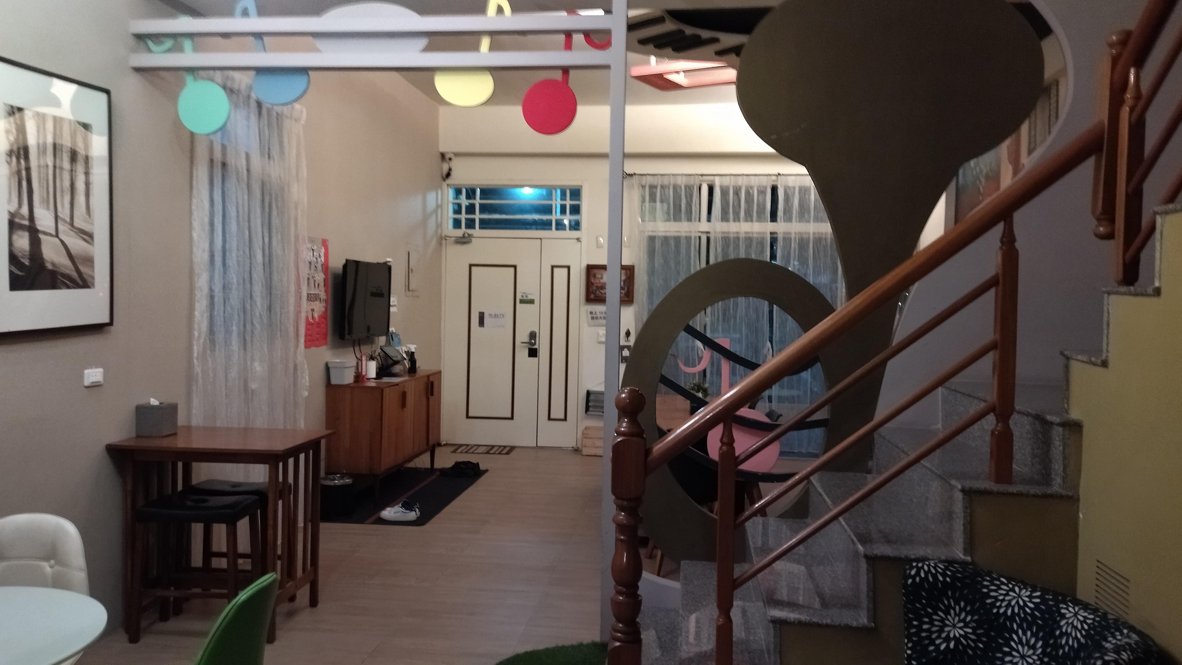 房間在交誼廳旁，這樣也可以租人