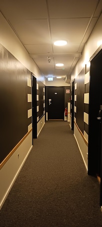 Hallway clean/modern