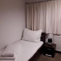 geräumige Zimmer mit eigenem Bad