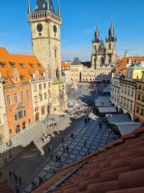 Utsikt fra takterrassen mot den astronomiske klokken og det gamle torget