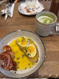 Eggs on toast with hollandaise