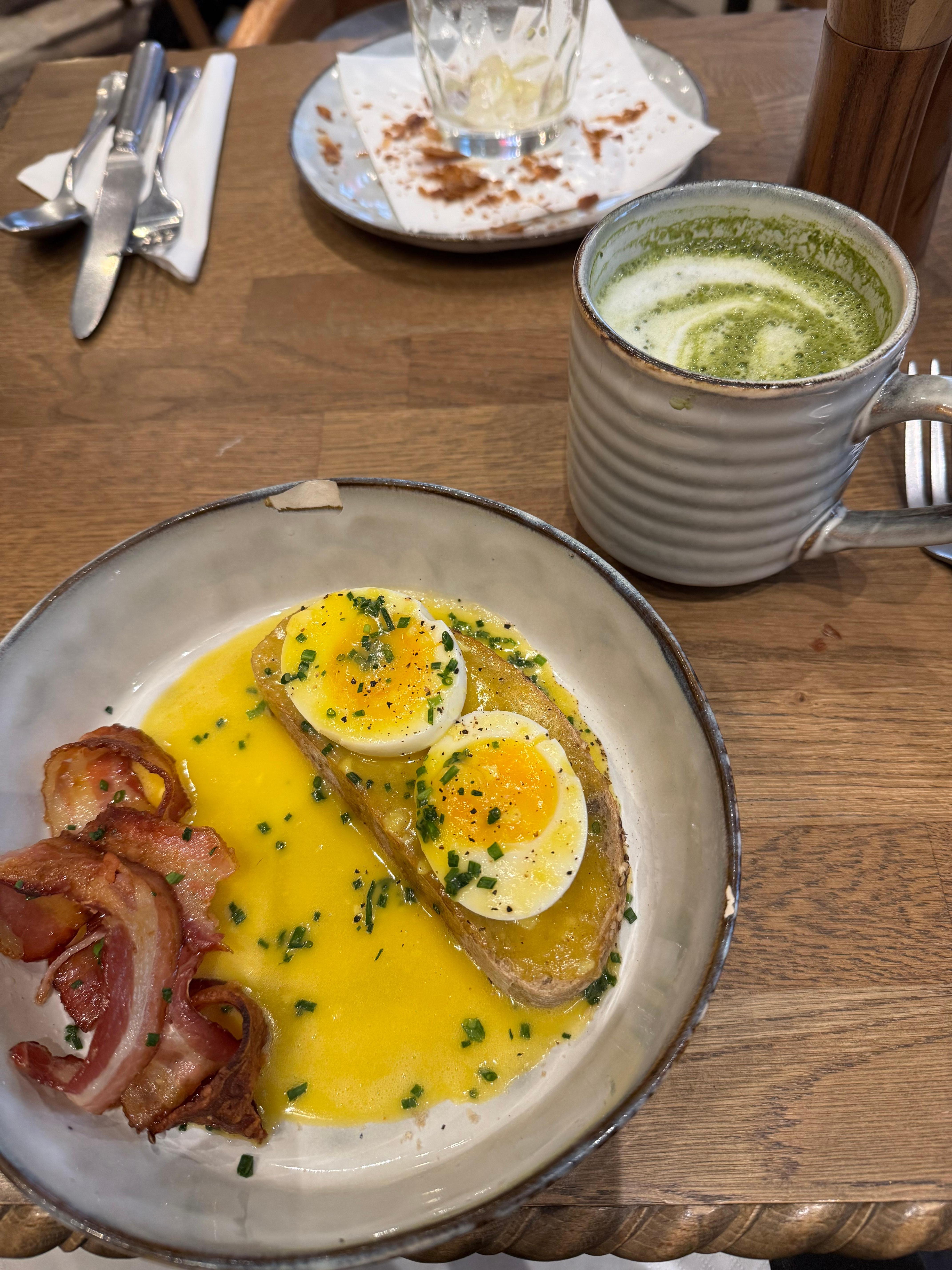 Eggs on toast with hollandaise 