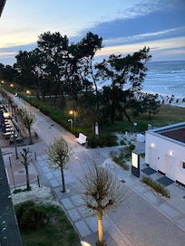 Strandpromenaden utanför hotellet