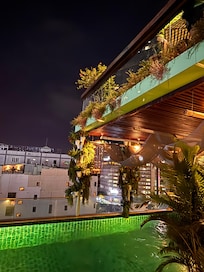 Vue depuis la terrasse de la piscine