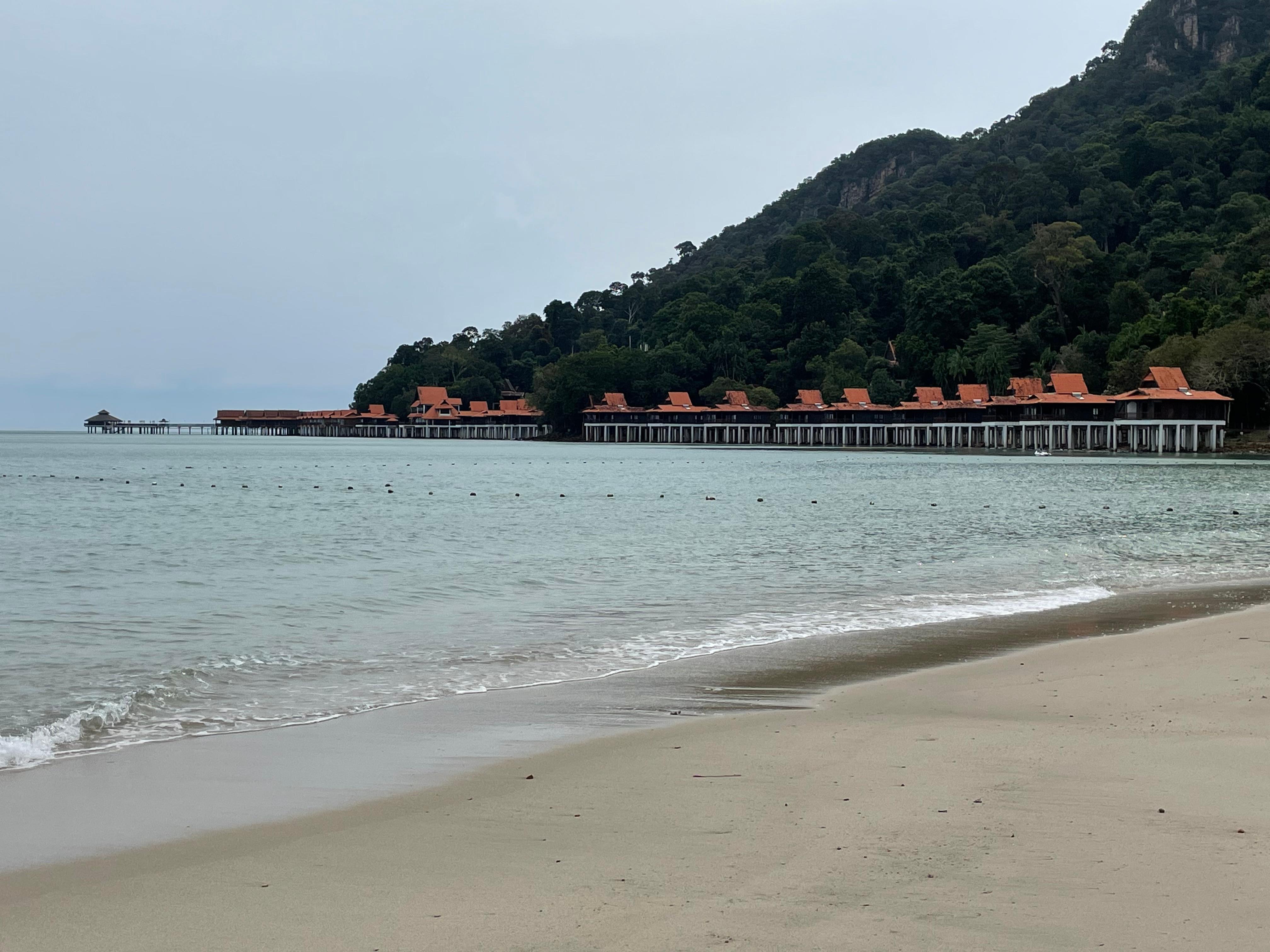 Am Strand mit Blick auf die Chalets direkt am Meer